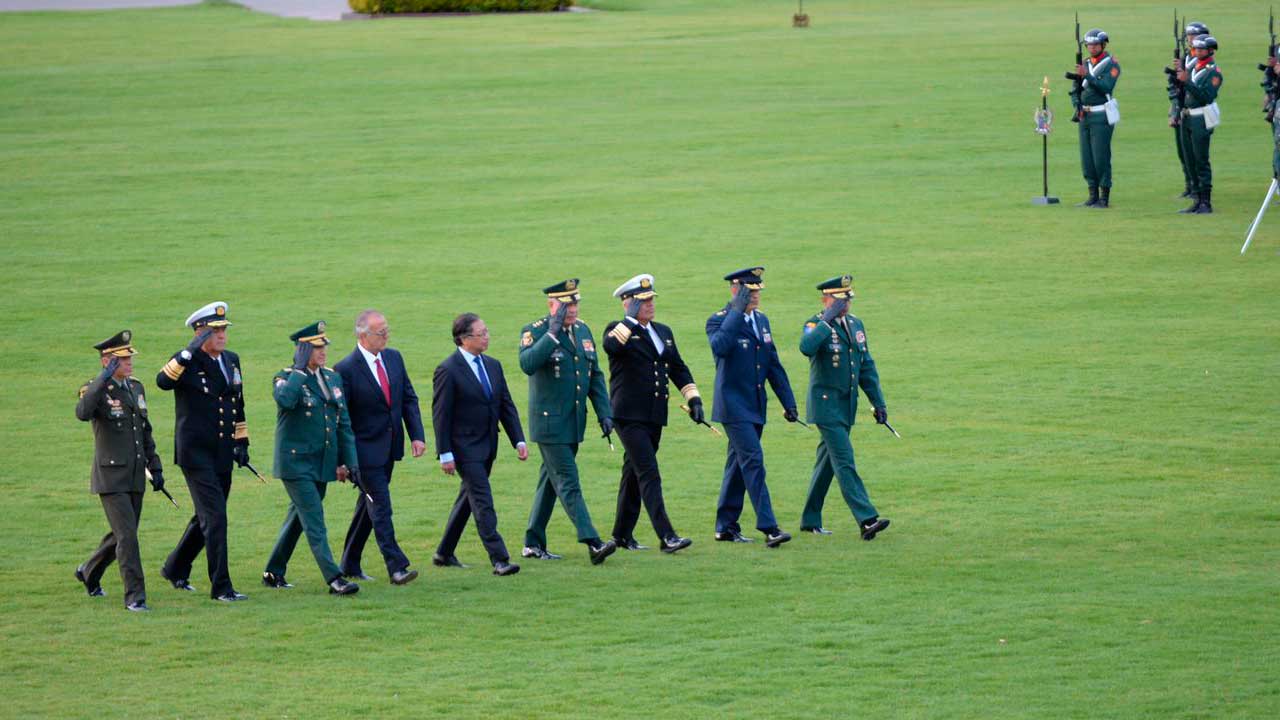 Presidente Gustavo Petro con la Cúpula Militar y el ministro de Defensa, Iván Velásquez en la Escuela Militar de Cadetes