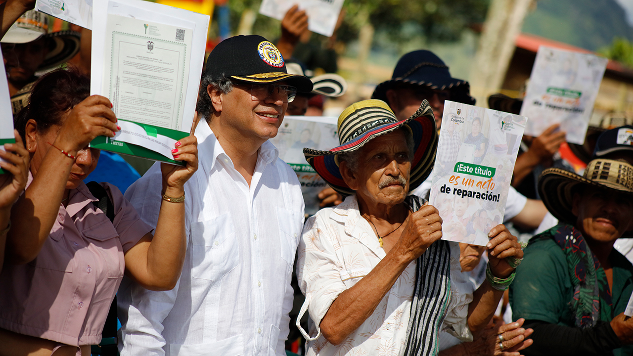 Presidente Gustavo Petro durante la entrega de títulos de propiedad en el corregimiento El Aro