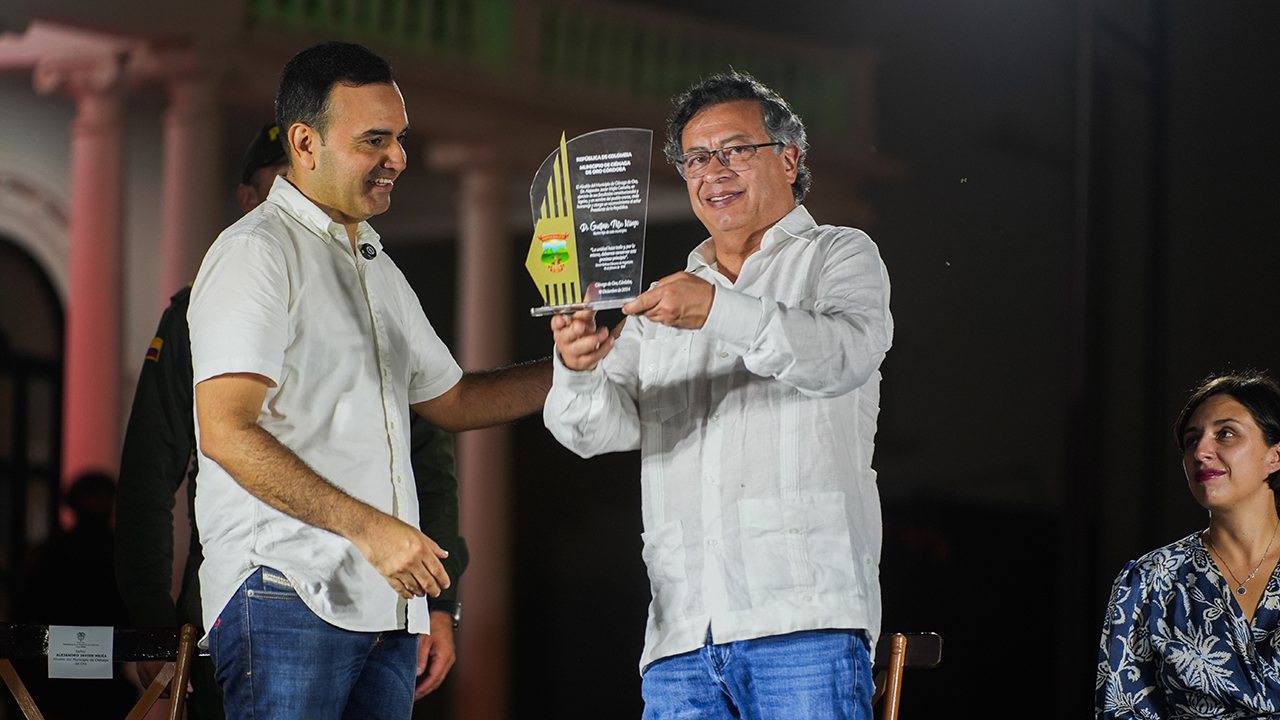 Durante la Novena por la Vida, el presidente Petro fue reconocido como hijo ilustre de Ciénaga de Oro, Cordoba.