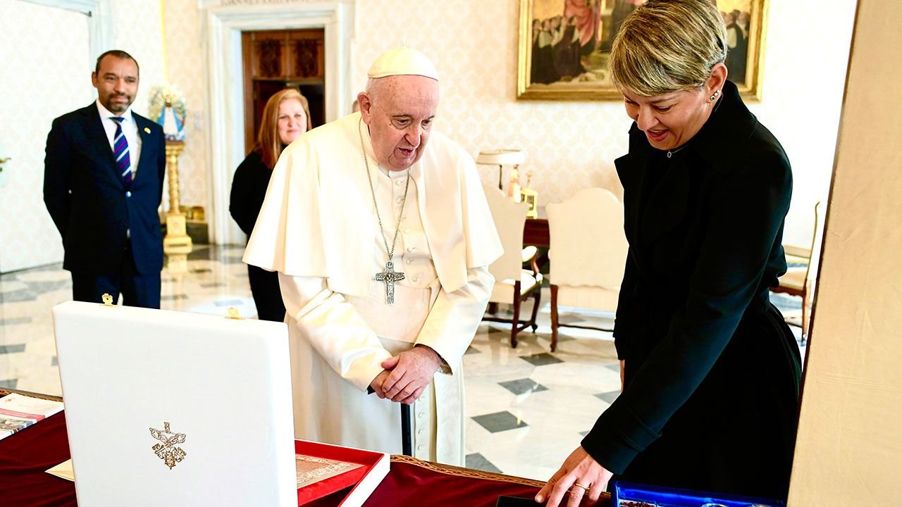 Primera Dama obsequió la Papa Francisco medalla de la Virgen Milagrosa y foto de su peregrinación por Colombia