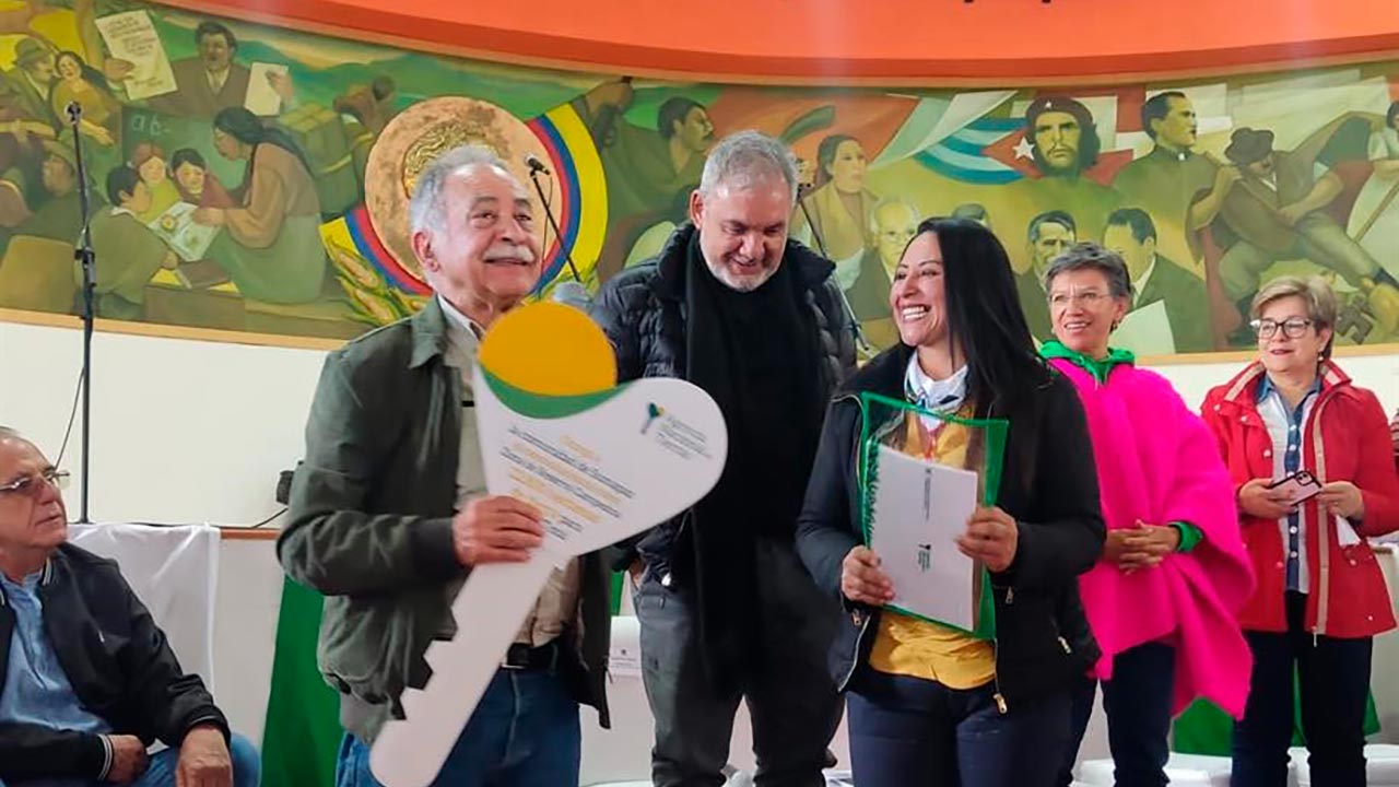 Director de ANT, Gerardo Vega, entrega títulos de propiedad a beneficiarios, hectáreas de tierra productiva para campesinas y ca
