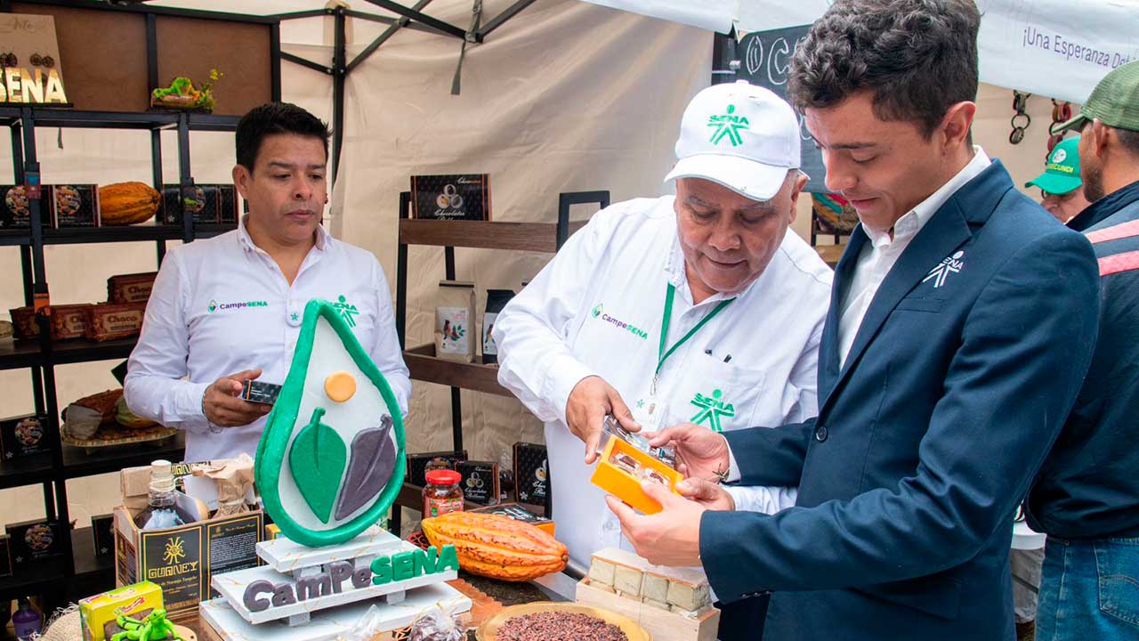 Campesinas y los campesinos ofreciendo productos de servicios del SENA para el agro colombiano, en Mosquera, Cundinamarca