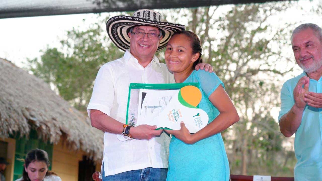 Presidente Gustavo Petro con beneficiaria de entrega de predios de la ATN en Montería