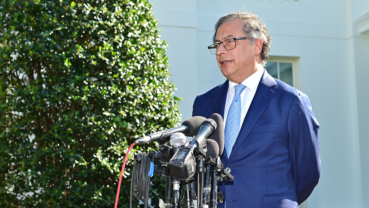 Presidente Gustavo Petro dando una declaración a medios de comunicación