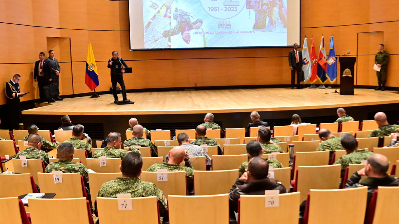 Presidente Gustavo Petro en la reunión con Generales y Almirantes de las FF.MM.