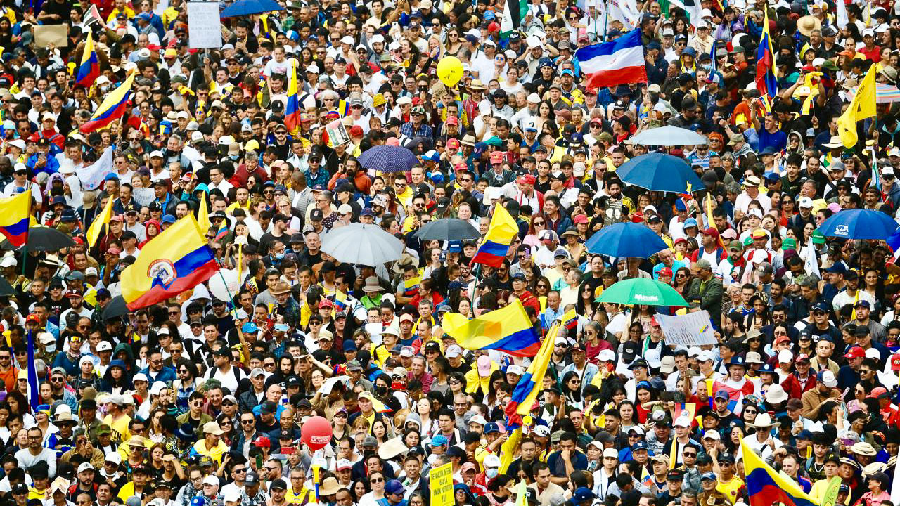 Asistentes a la Plaza de Bolívar en conmemoración del día del trabajador