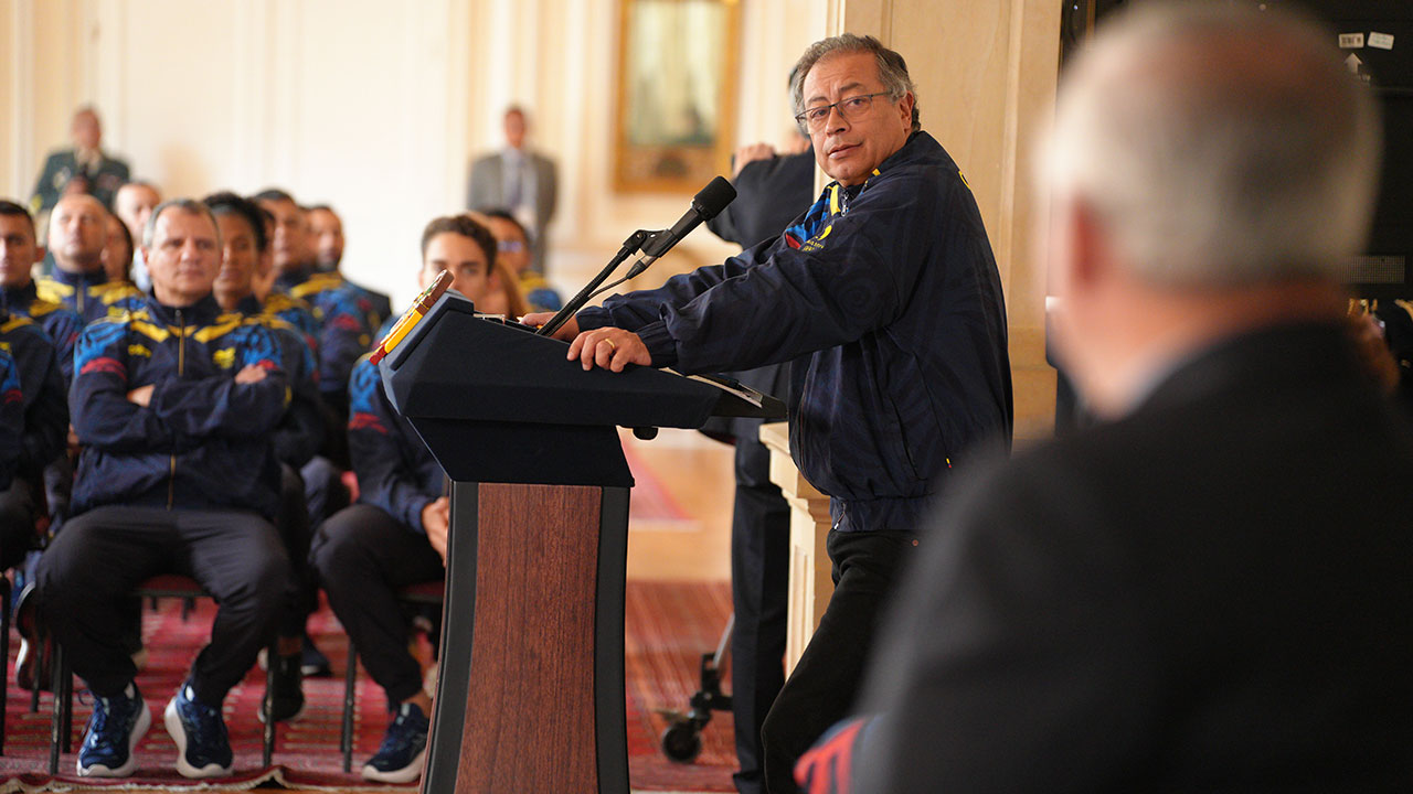Presidente Gustavo Petro durante la entrega del Pabellón Nacional a la delegación colombiana que participará en los Juegos