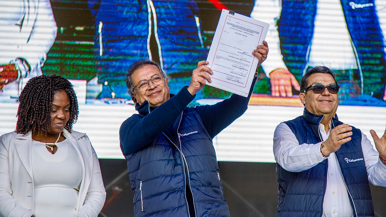 Presidente Gustavo Petro durante la sanción de la Ley de Reforma Pensional en la Plaza de Bolívar de Bogotá.