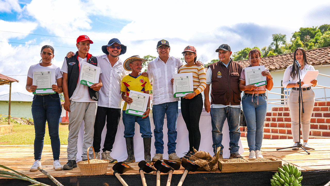 Presidente Gustavo Petro durante la entrega de títulos de propiedad en el corregimiento El Aro