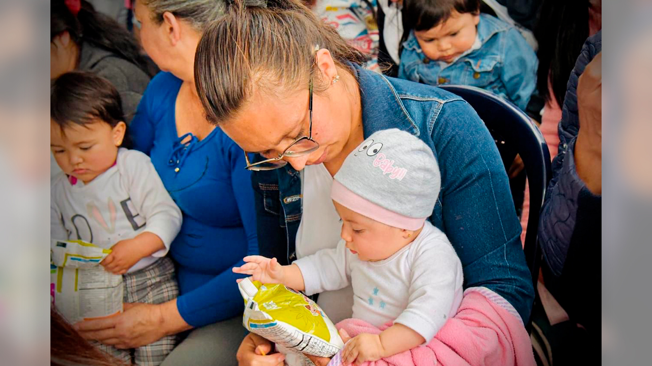 Entrega de ​​​Bienestarina enriquecida en la localidad de Usme en Bogotá, el pasado mes de mayo.​​