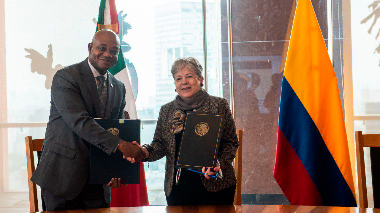 canciller Luis Gilberto Murillo y la secretaria de Relaciones Exteriores de México, Alicia Bárcena, firmaron un Memorando de Ent