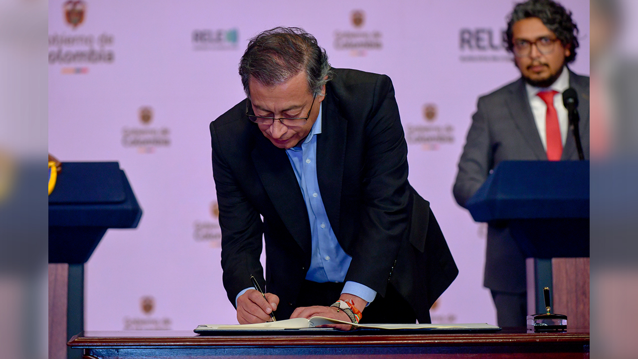 Presidente Gustavo Petro durante la firma de la directiva sobre los deberes de funcionarios públicos, en el ejercicio de la libe