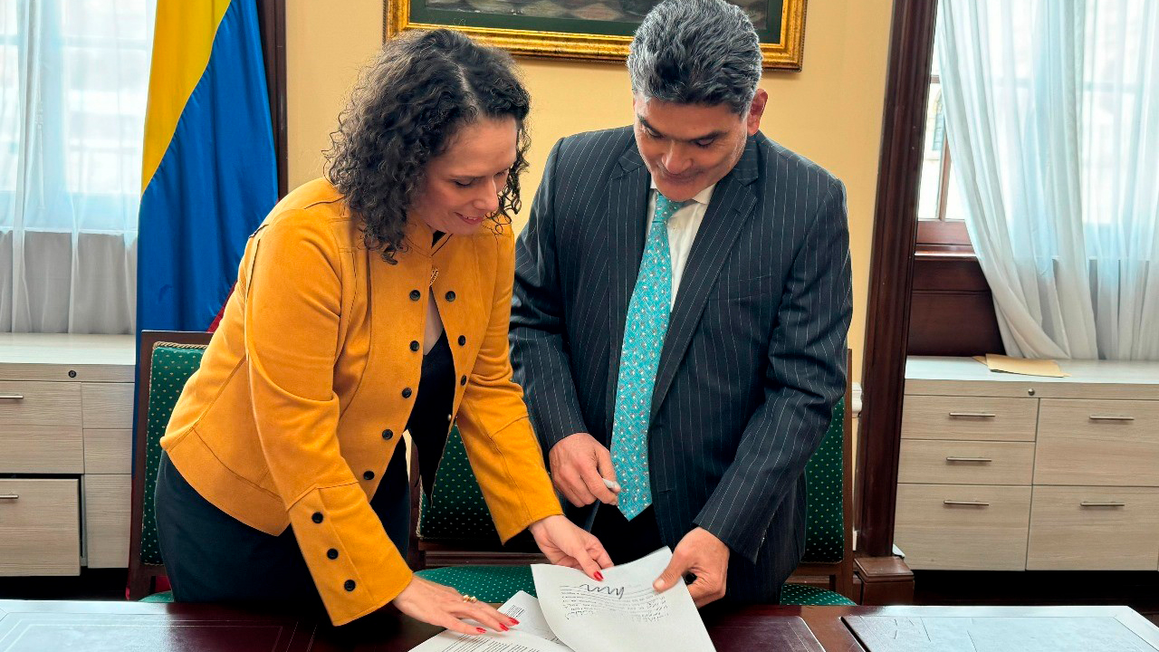 La ministra de Transporte, María Constanza García, radicó el proyecto de Ley Ferroviaria ante el Secretario General del Senado, 