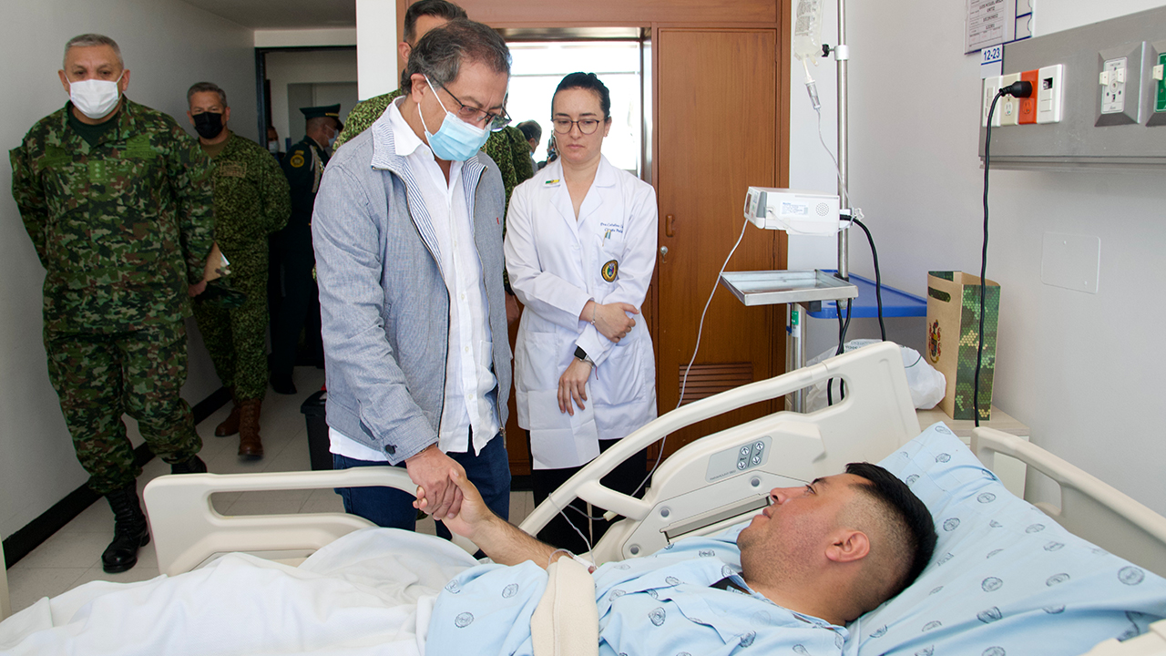 Presidente Petro visitó en el hospital Militar de Bogotá a los soldados del Ejército heridos tras el ataque del ELN a la base 