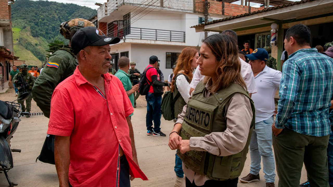 Directora del Dapre, Laura Sarabia hablando con la comunidad del corregimiento El Plateado, municipio de Argelia, Cauca.