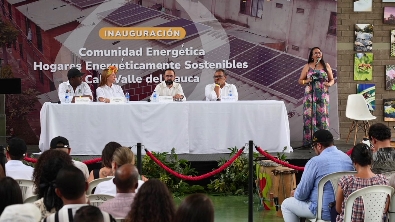 Ministro de Minas y Energía, Andrés Camacho, durante el lanzamiento de la primera Comunidad Energética de Cali durante la realiz