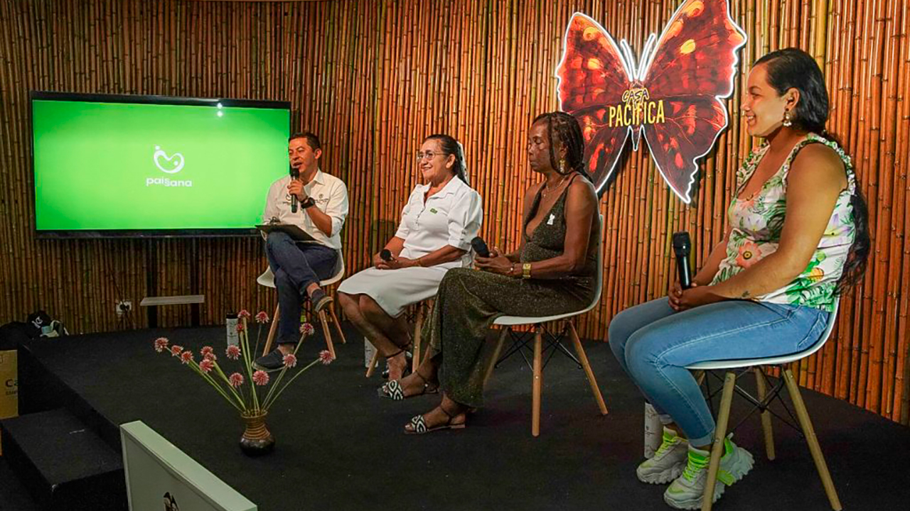 El director del Fondo Colombia en Paz, Wilmer Leal, con las lideresas Luz Estella Sucre, Flor Cuero Quintero y Carolina Perdomo,