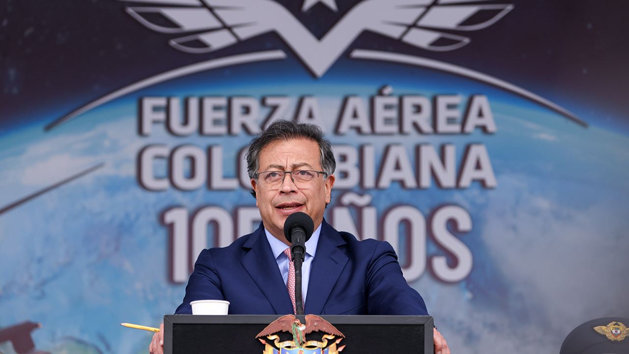 Bien, ya es más de un siglo, exactamente esta base aquí, esta área de mantenimiento, cumple un siglo exacto. Y nuestra Fuerza