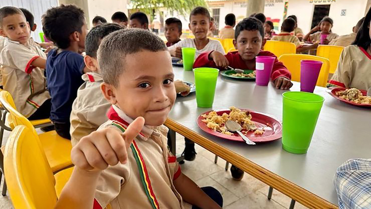 Esta estrategia, liderada por el Gobierno del Cambio y desarrollada mediante el Programa de Alimentación Escolar (PAE), asegura 