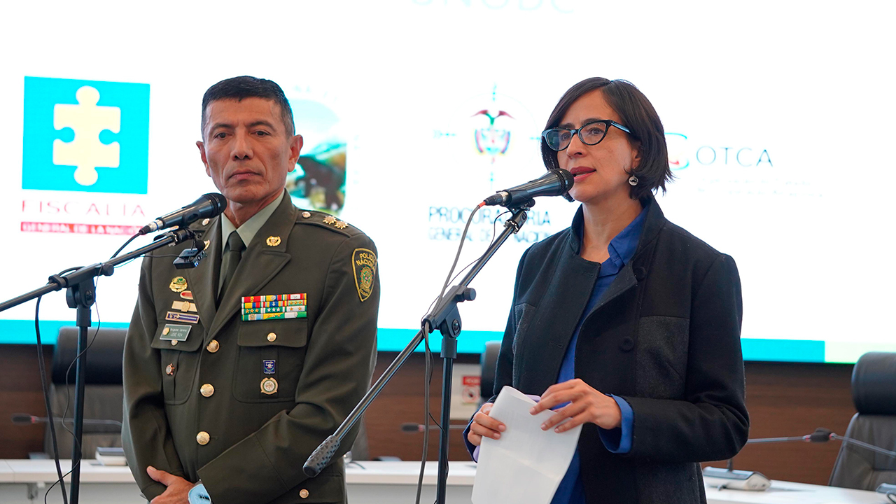 MinAmbiente, Susana Muhamad, en rueda de prensa con el director de Carabineros y Protección Ambiental de la Policía Nacional, br