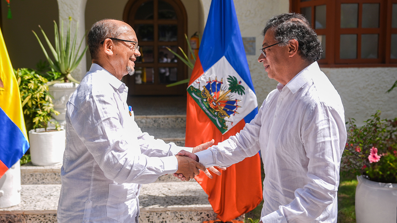 El presidente Gustavo Petro Urrego con el Presidente del Consejo de Transición de la República de Haití, Leslie Voltaire.