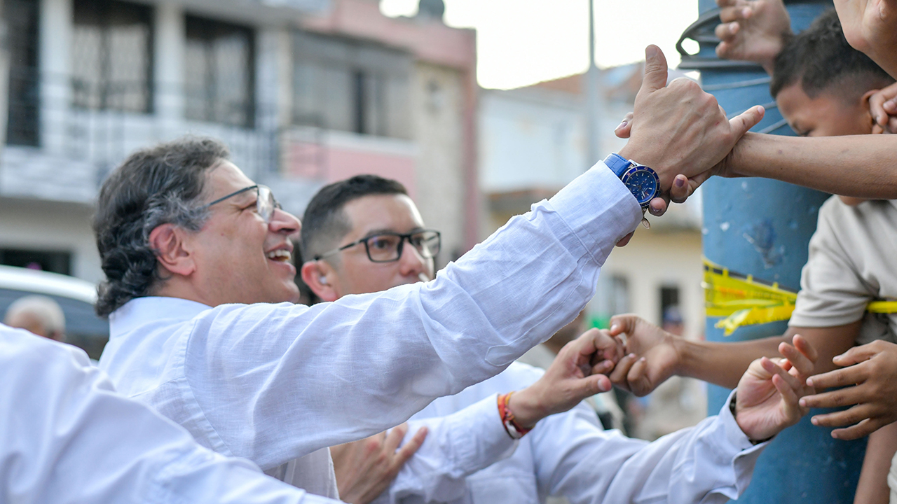Presidente Gustavo Petro saludando a la comunidad del barrio Pescaíto, en Santa Marta