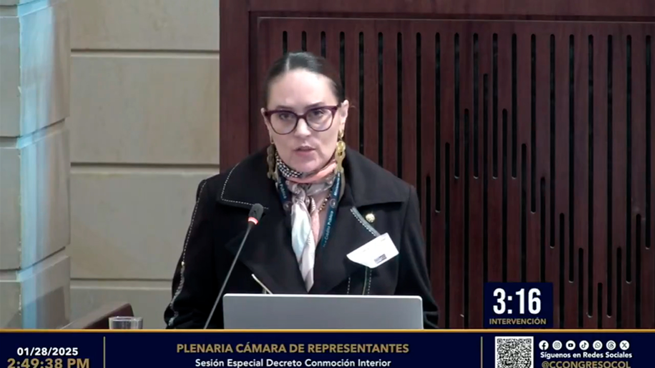 Juanito Villaveces Niño, Viceministra de Hacienda, explica las medidas tributarias de conmoción interior.