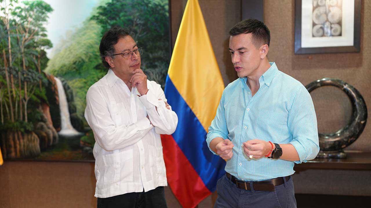 Presidente Gustavo Petro junto al presidente ecuatoriano, Daniel Noboa