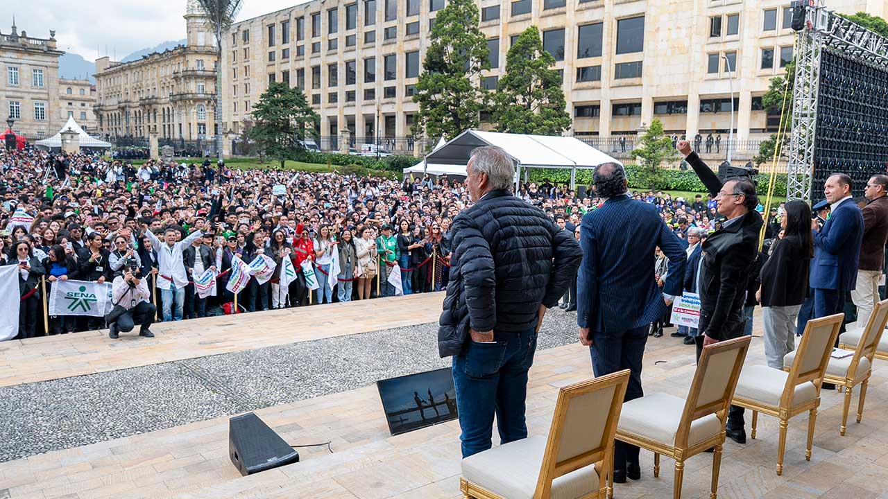 El presidente Gustavo Petro saluda a los estudiantes del Sena concentrados en la Plaza de Armas de la Casa de Nariño.