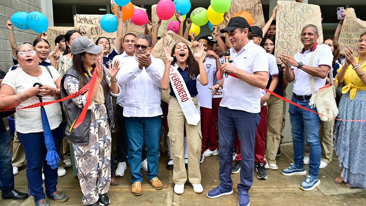 En el acto de entrega de las aulas en colegios de Montería, el director de Prosperidad Social, Gustavo Bolívar, estuvo acompañad