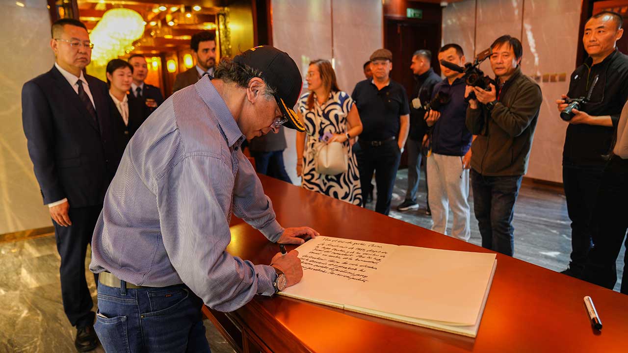 Presidente Gustavo Petro firmó libro de personajes ilustres tras su recorrido por la Muralla China.