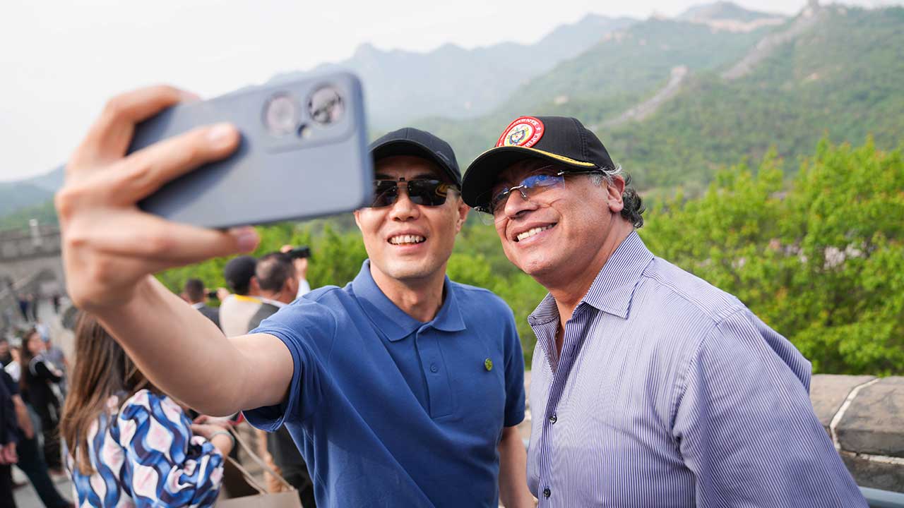 A su llegada a China, el presidente Petro  dio declaraciones a medios y recorrió la Muralla China.