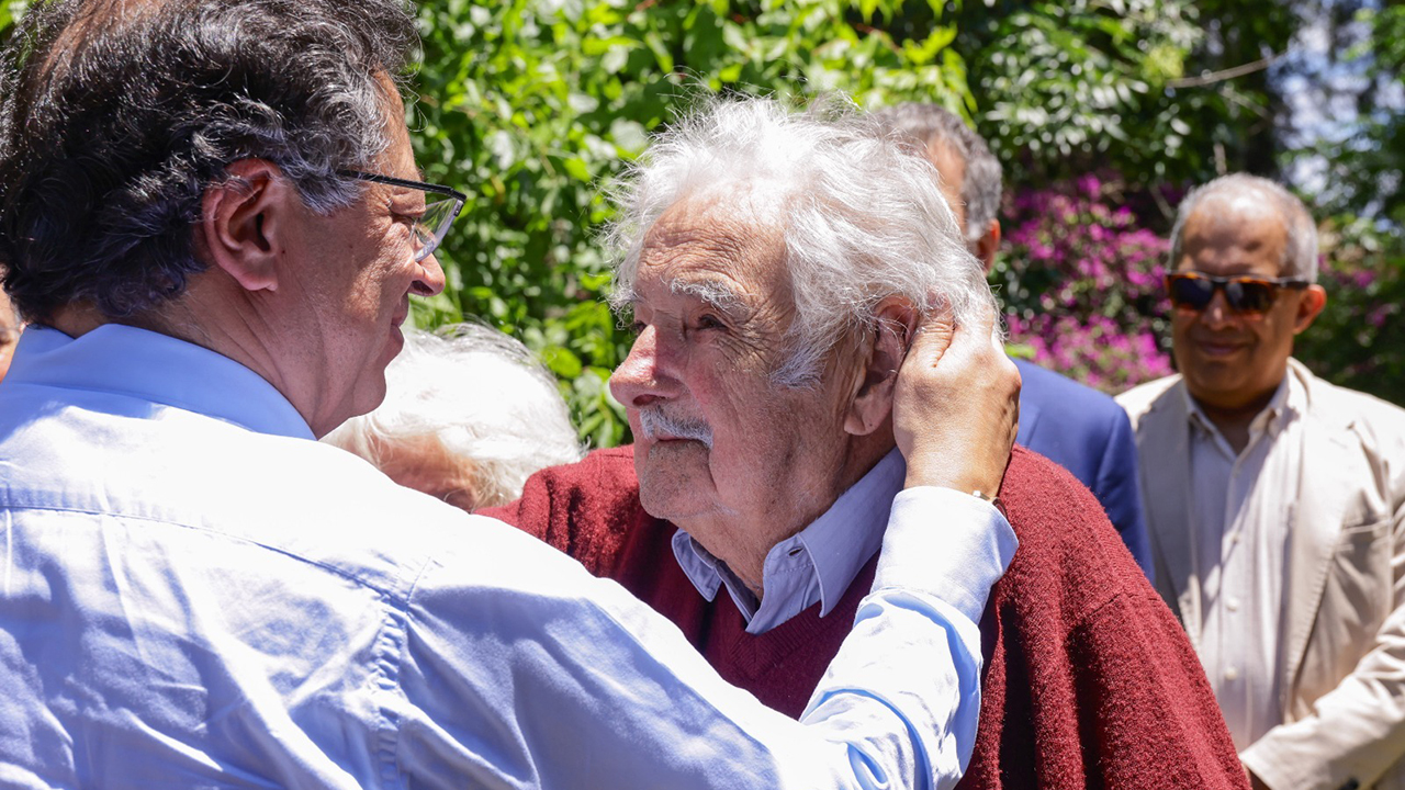 El presidente Gustavo Petro otorgó la Orden de Boyacá en el Grado de Gran Cruz Extraordinaria al mandatario uruguayo José ‘Pepe’