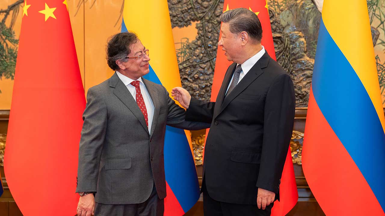 El presidente Gustavo Petro y el presidente chino, Xi Jinping, tras la adhesión de Colombia a la Ruta de la Seda.