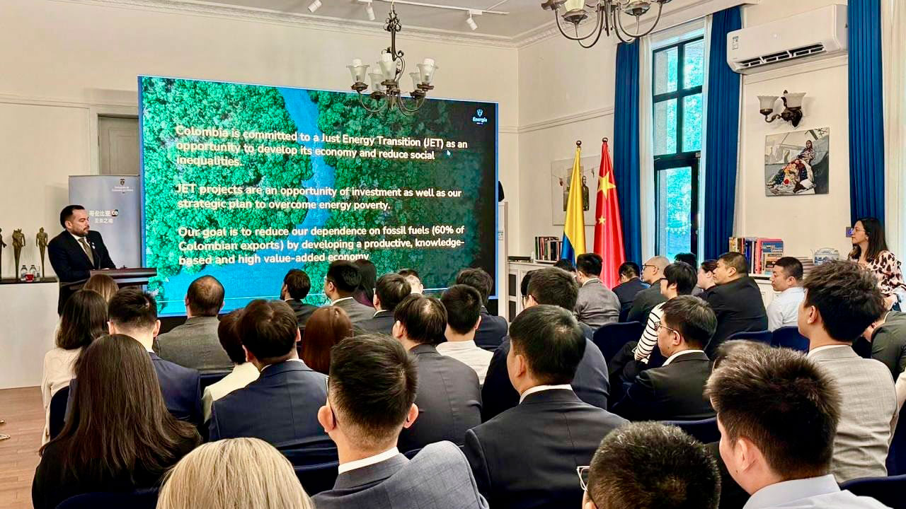 ​Ante más de 40 empresarios chinos, el Gobier​no colombiano dio a conocer el potencial del país en materia de energías limpias