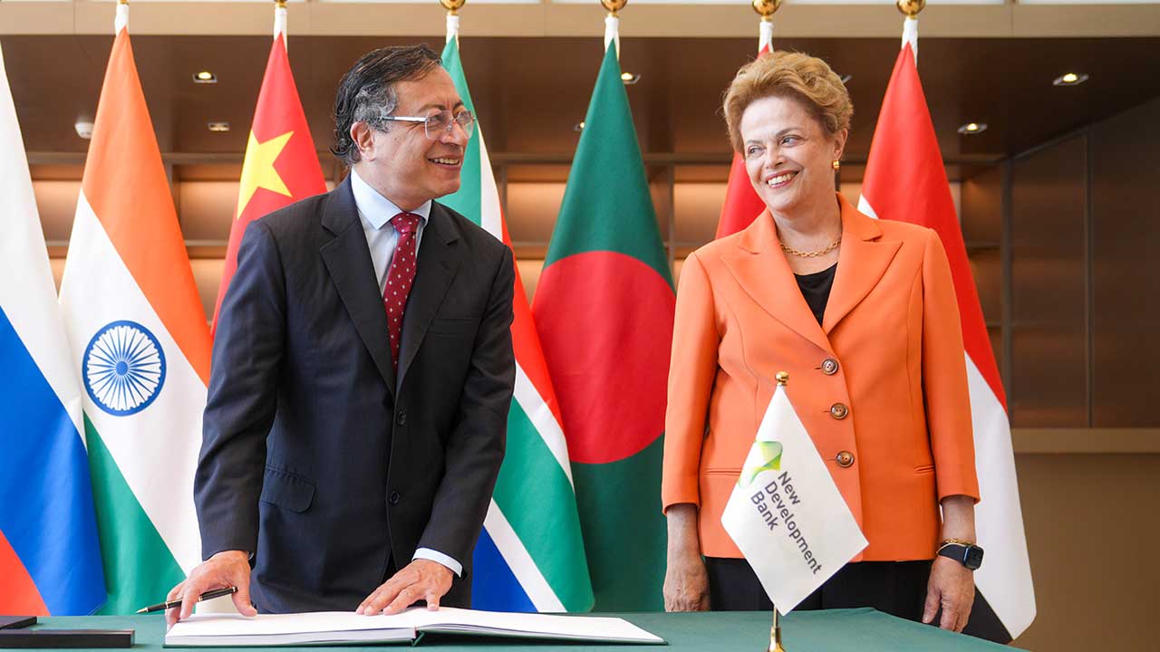 Como un hecho histórico para la economía colombiana la solicitud de ingreso al banco de los Brics. En la foto el presidente Gust