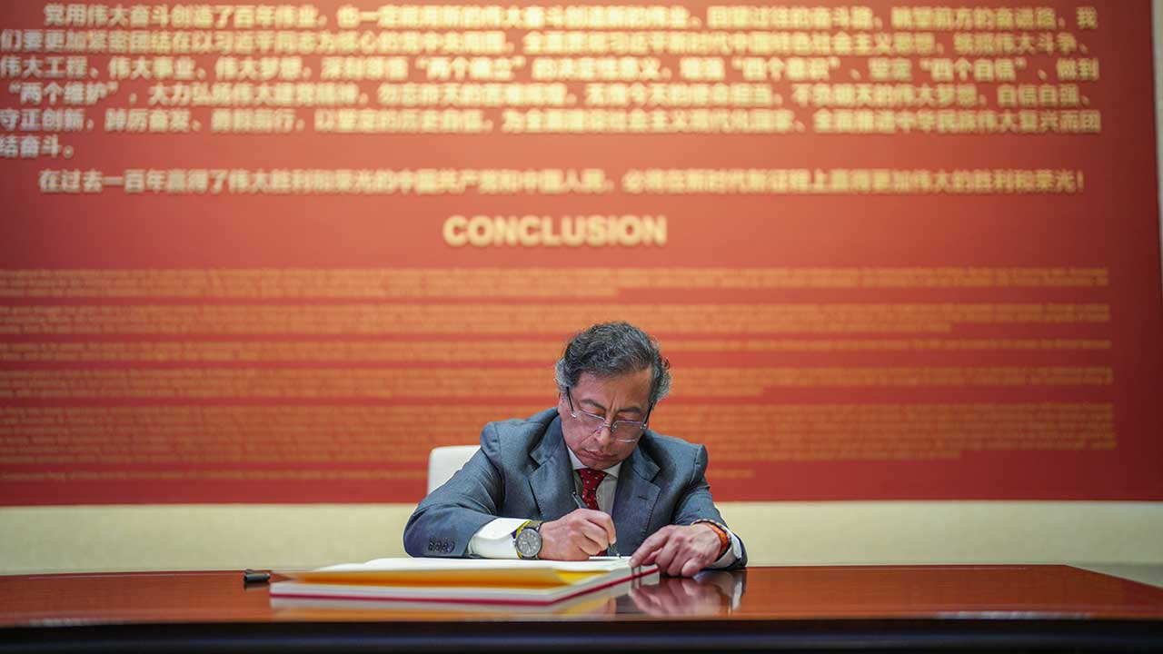 El presidente hizo un balance de su visita a China antes de abordar el viaje de regreso a Colombia.
