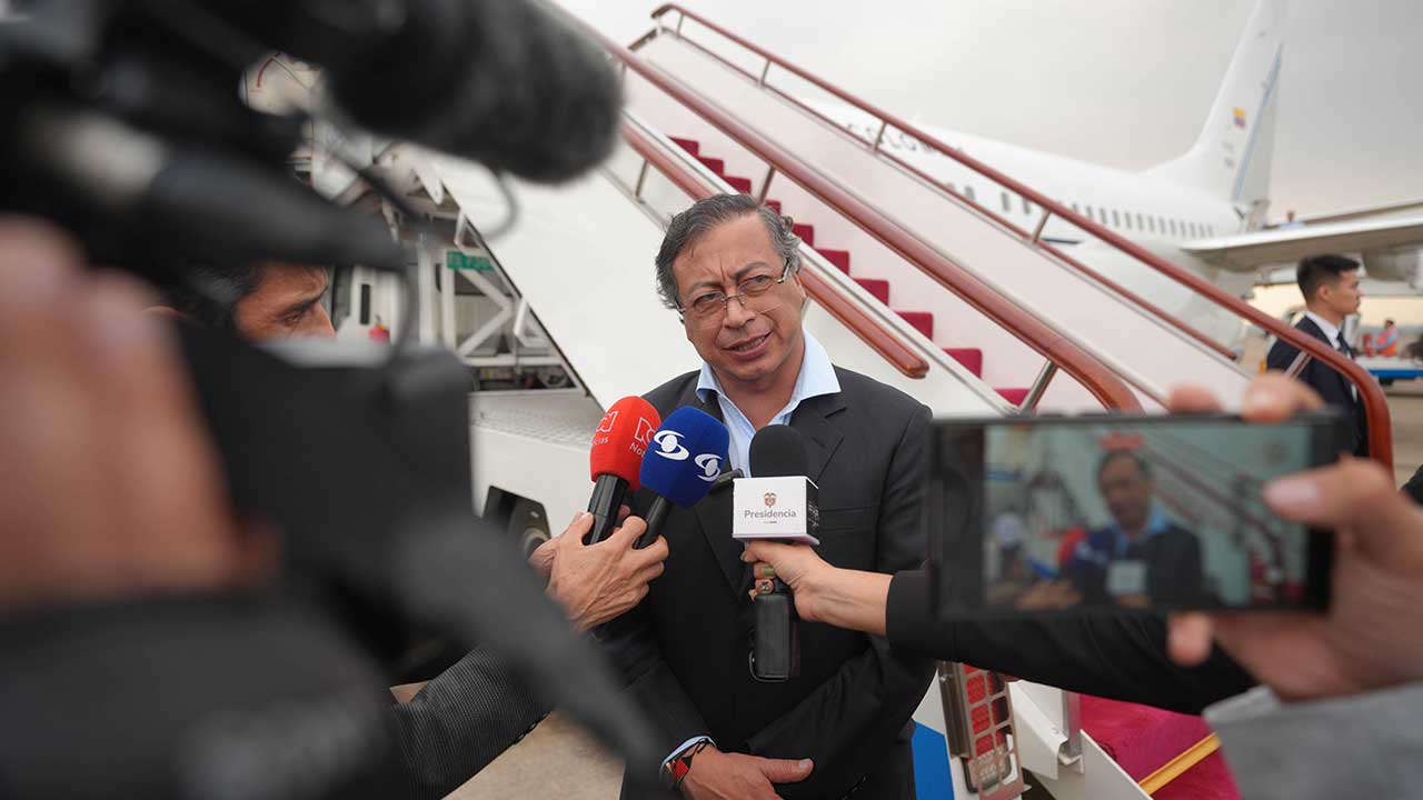 Desde Shanghái, en China, donde cumple una gira oficial, el presidente Gustavo Petro confirmó haber solicitado la renuncia de la