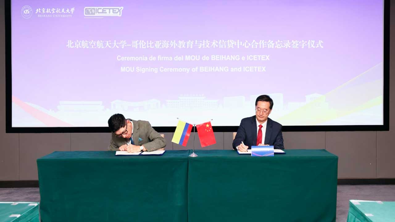 ​El ministro de Educación, Daniel Rojas, y su homólogo chino, Huai Jinpeng, firmaron un memorando que permitirá el intercambio d