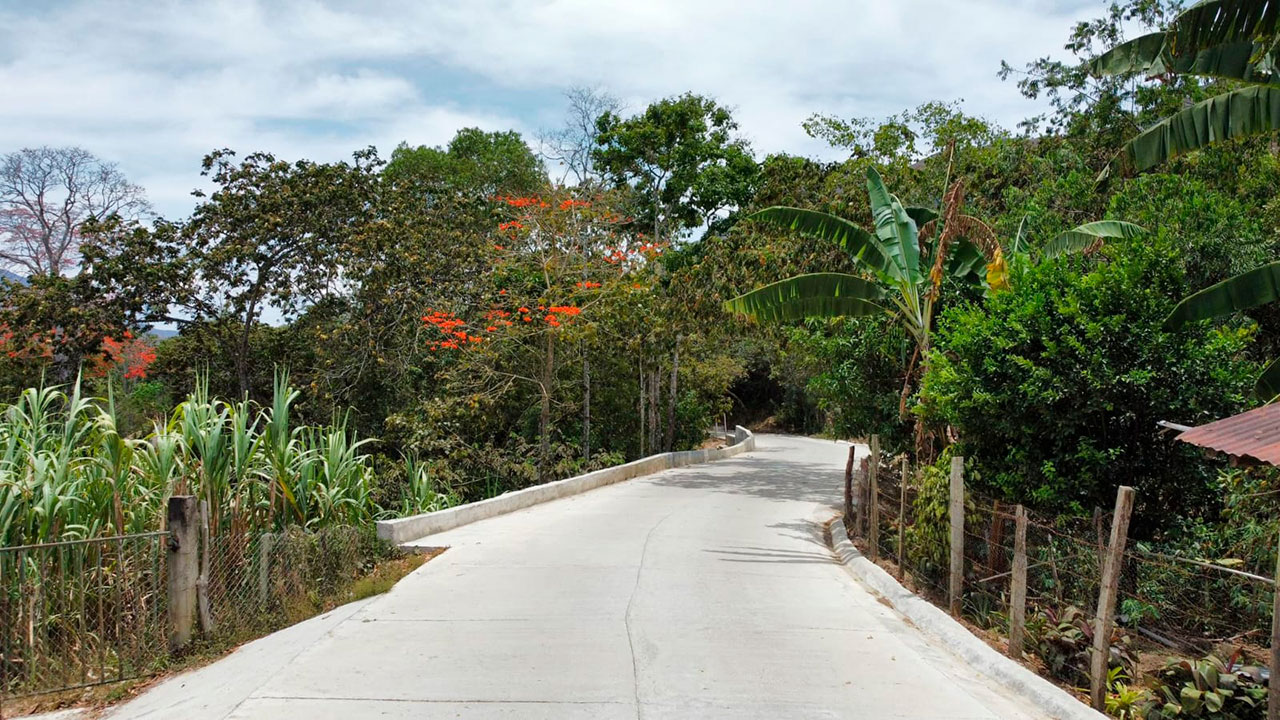 El Gobierno nacional avanza en la construcción de los caminos para la paz para mejorar la movilidad campesina y fortalecer la ec