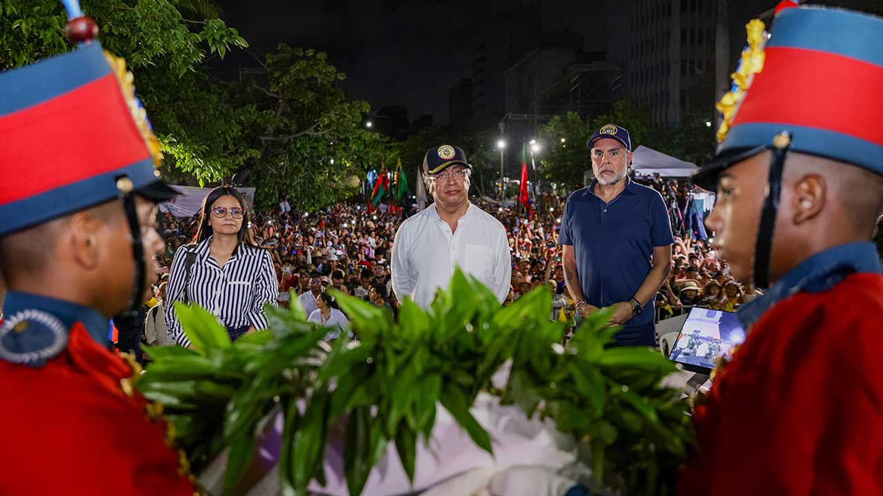 El Barranquilla el presidente Gustavo Petro Urrego realizó una ofrenda floral ante la imagen del Libertador Simón Bolívar.
