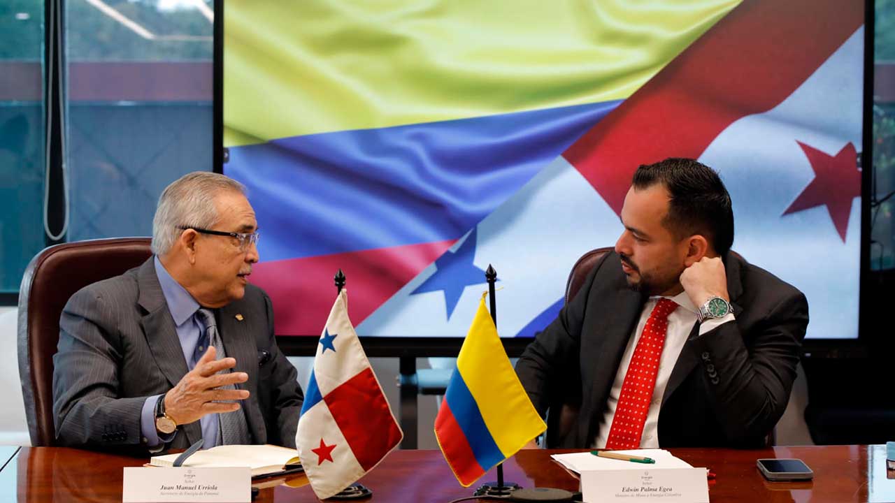 El ministro de Minas y Energía, Edwin Palma (d), sostuvo una reunión con el secretario de Energía de Panamá, Juan Manuel Urriola