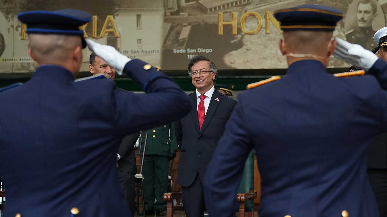 El presidente Gustavo Petro Urrego anunció este viernes que el Gobierno comprará armamento pertinente para las Fuerzas Armadas.