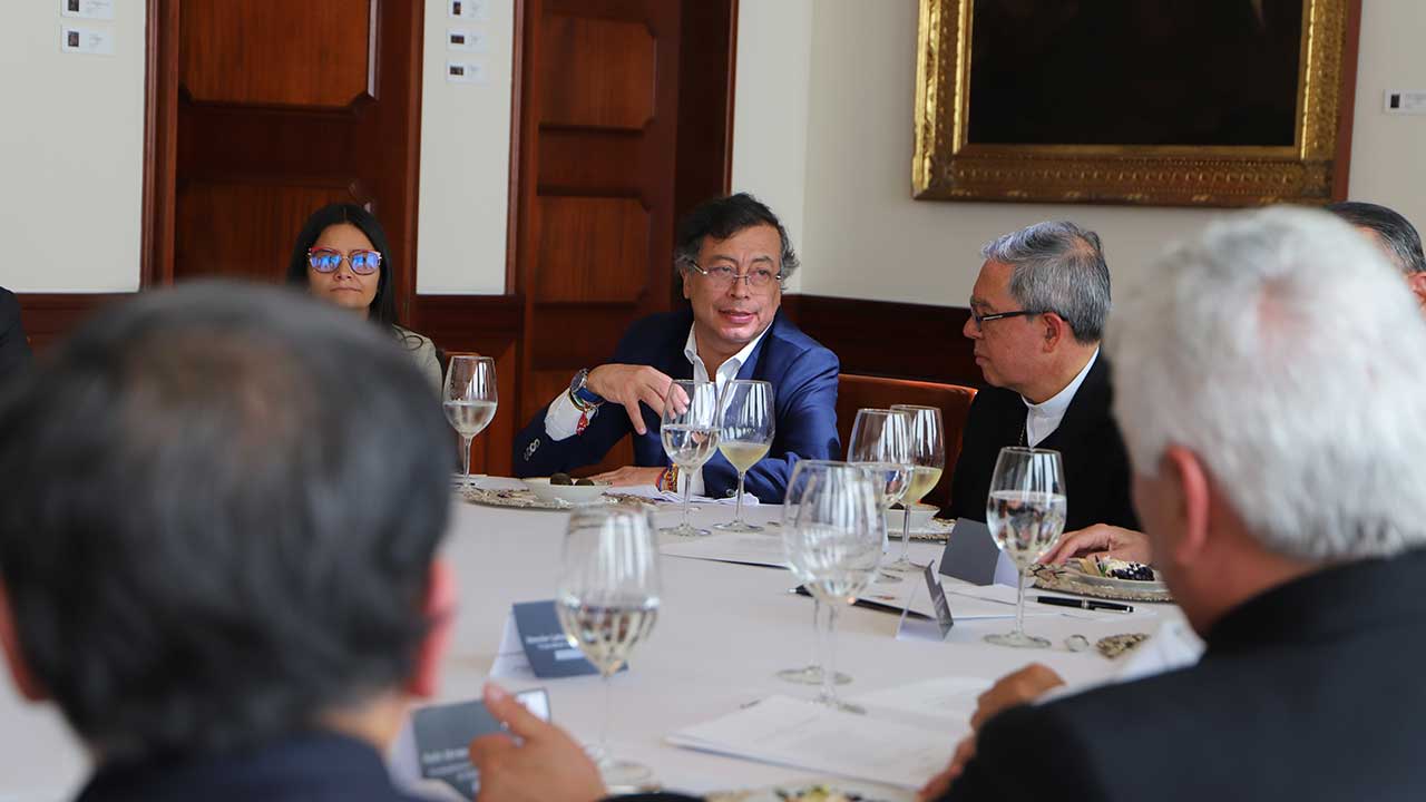El presidente Gustavo Petro se reunió este lunes con representantes de la iglesia católica, del Congreso, las Cortes y los organ