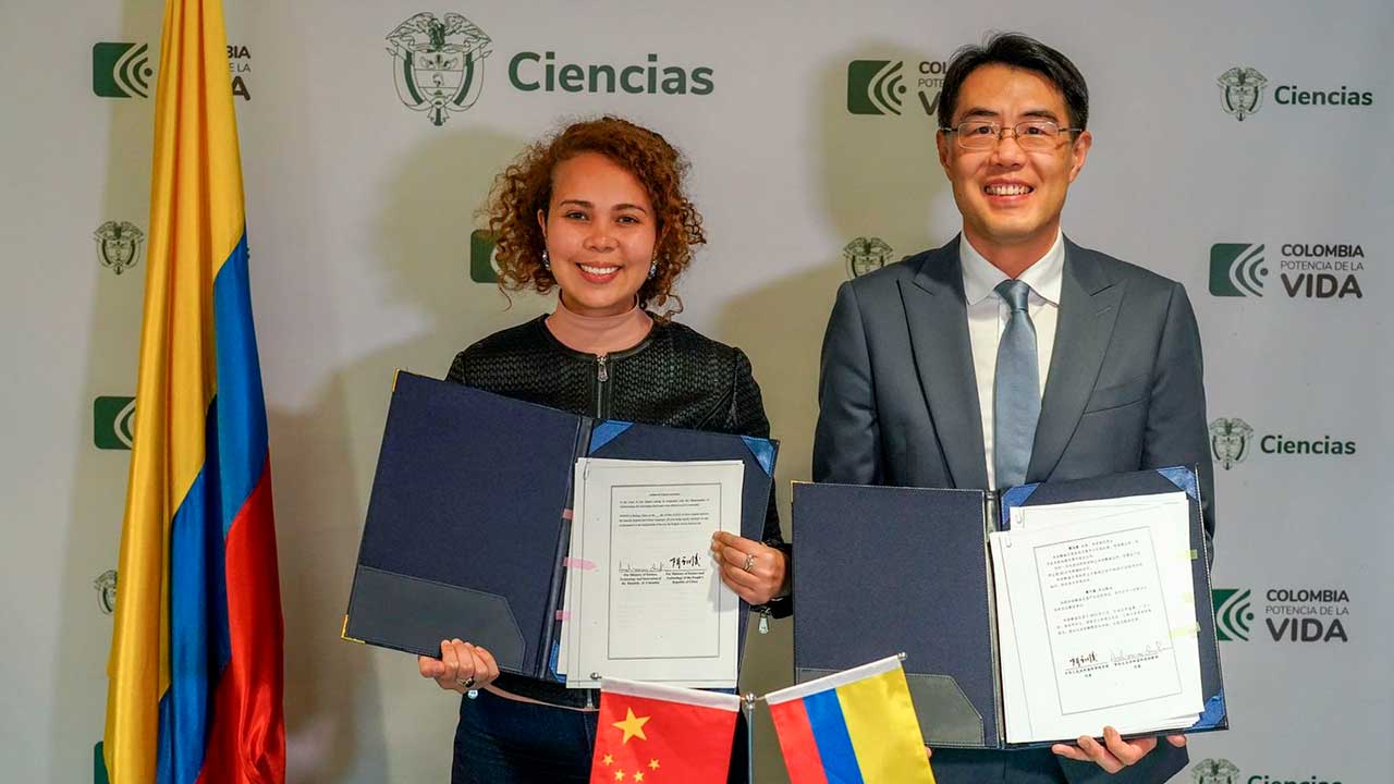 La ministra de Ciencias, Yesenia Olaya, y el Embajador de China en Colombia, Zhu Jingyang, firmaron un memorando de entendimient