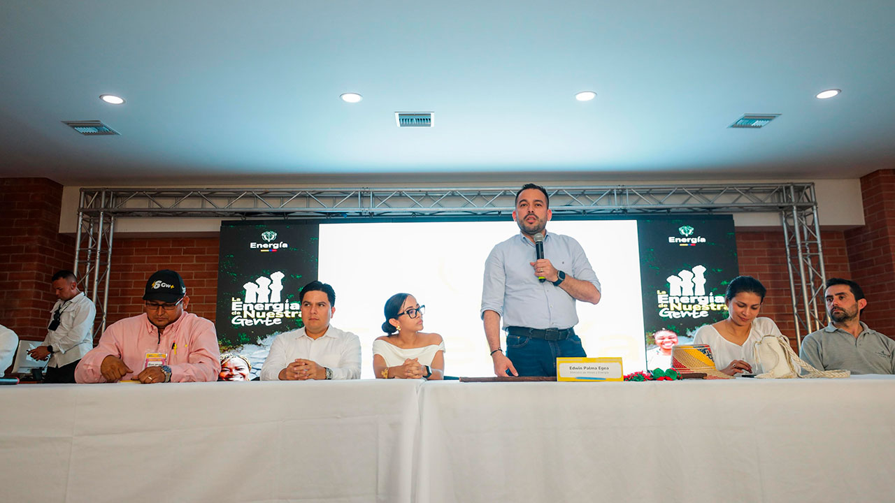 El ministro Edwin Palman anunció que se alcanzaron diez acuerdos para la transición energética en La Guajira. 