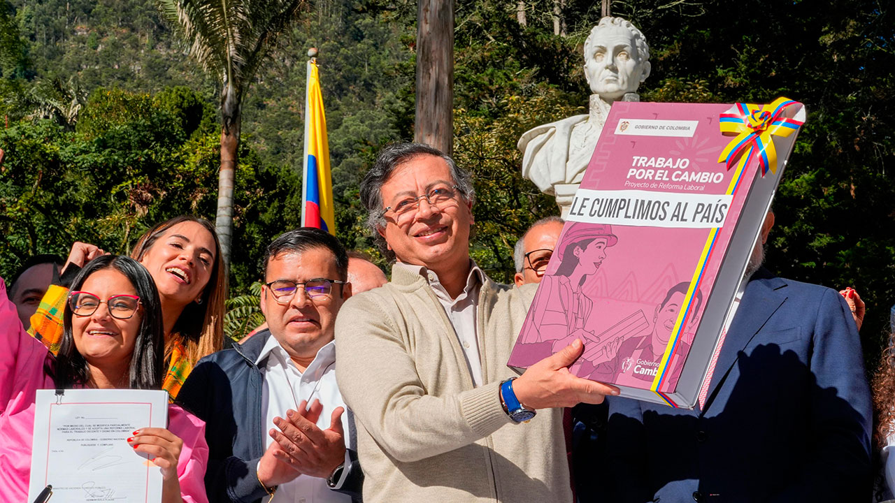 El presidente Gustavo Petro sancionó, en la Quinta de Bolívar de Bogotá, la Ley Laboral que garantiza los derechos de las y los 
