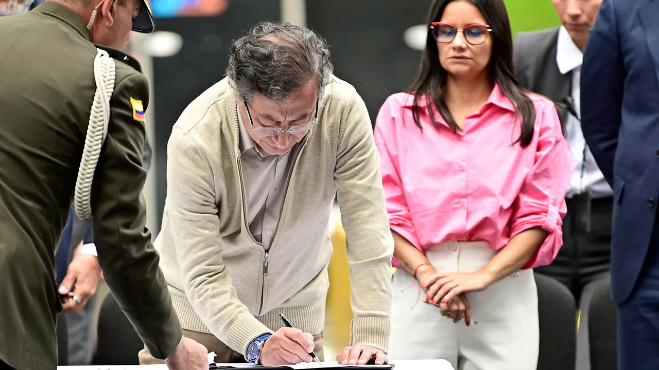 Presidente Gustavo Petro sanciona Ley de Salud Mental desde la Quinta de Bolívar.
