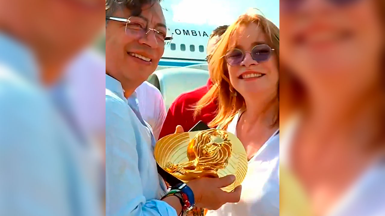 ​Presidente Gustavo Petro recibe de Carmen Cecilia Caballero, presidenta de Procolombia, el Lions de Oro que ganó el país por su