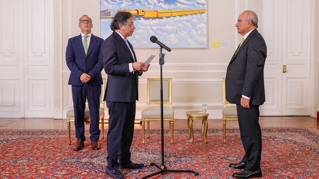 El presidente Gustavo Petro Urrego posesionó al magistrado de la Corte Constitucional Héctor Alfonso Carvajal.